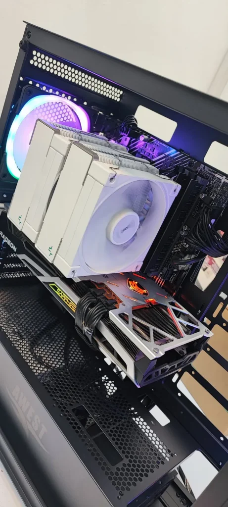 سیستم AMD با Sapphire Radeon و خنککننده بادی DeepCool
